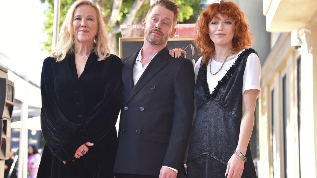 Catherine O'Hara, da sinistra, Macaulay Culkin e Natasha Lyonne partecipano alla cerimonia di consegna della stella sulla Hollywood Walk of Fame a Culkin, venerdì 1 dicembre 2023.