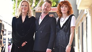 Catherine O'Hara, von links, Macaulay Culkin und Natasha Lyonne nehmen an einer Zeremonie teil, bei der Culkin mit einem Stern auf dem Hollywood Walk of Fame geehrt wird, Freitag, 1\. Dezember 2023