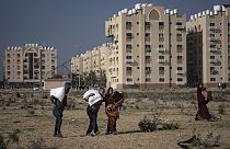 Жители сектора Газа пытаются спастись от израильских бомбардировок.