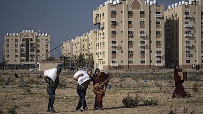 Жители сектора Газа пытаются спастись от израильских бомбардировок.