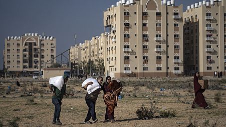 Residentes de la Franja de Gaza intentan huir de los bombardeos israelíes.