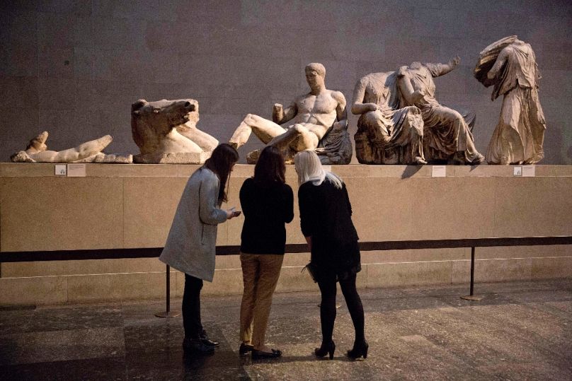 A British Museum látogatói az Elgin-szobrok előtt (a középső vélhetően a bor és mámor istenét, Dionüszoszt ábrázolja), 2015 januárjában