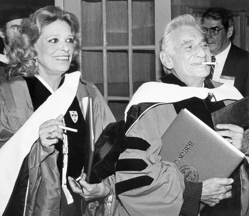 Melína Merkúri görög kultuszminiszterként Leonard Bersteinnel együtt átveszi a Bostoni Egyetem díszdoktori oklevelét, 1983-ban