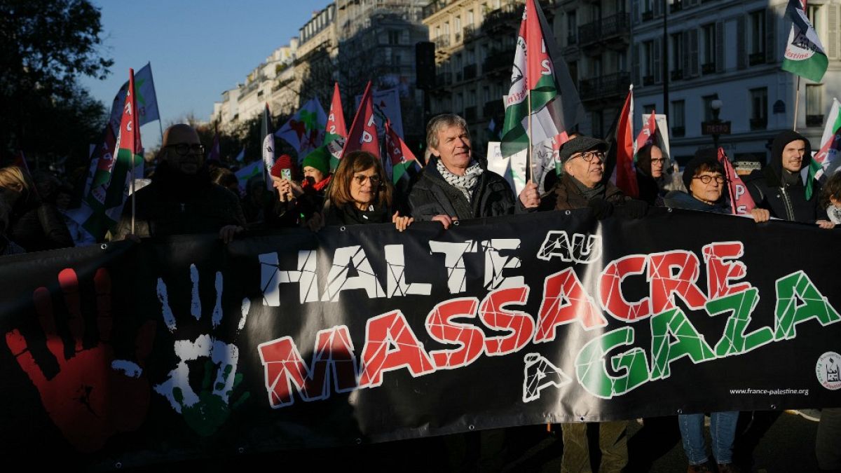 Auf dem Plakat der Demonstranten steht "Stoppt das Massaker im Gazastreifen"