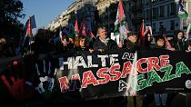 Manifestação a favor dos palestinianos e contra a guerra. No cartaz lê-se: "Fim do massacre em Gaza".
