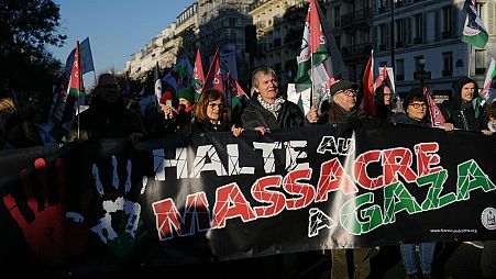 Manifestação a favor dos palestinianos e contra a guerra. No cartaz lê-se: "Fim do massacre em Gaza".