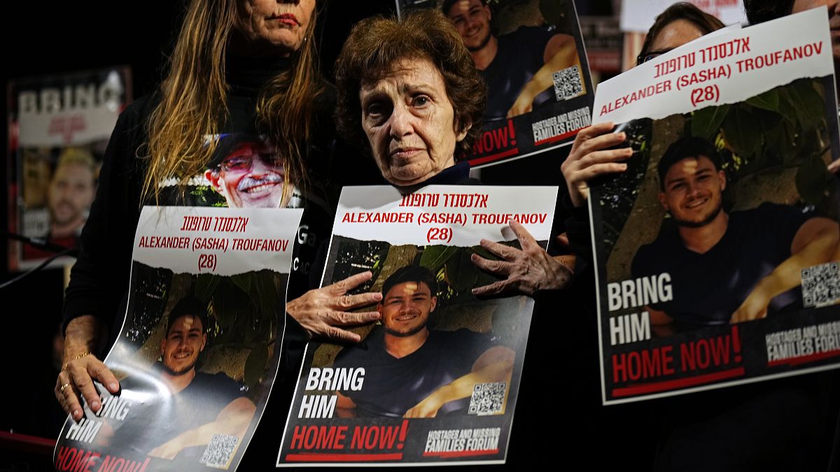 Irena Tati con una foto di suo nipote Alexander Troufanov, detenuto da Hamas a Gaza, durante una manifestazione a Tel Aviv per chiedere il rilascio degli ostaggi
