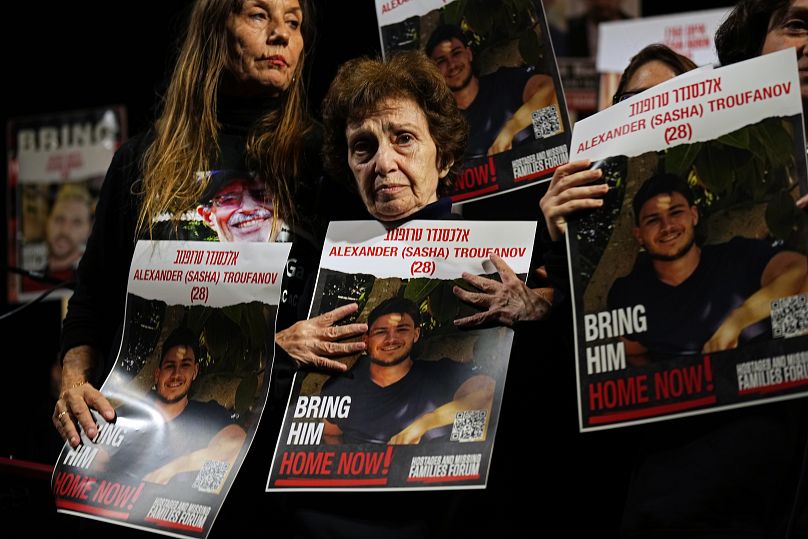 Участники акции в Тель-Авиве. Находившая в заложниках у боевиков ХАМАС Ирина Тати (в центре) была освобождена 29 ноября