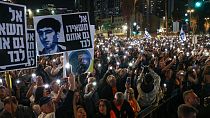 Regelmäßig gehen in Tel Aviv tausende Menschen auf die Straße, um für die Freilassung der Hamas-Geiseln zu demonstrieren.