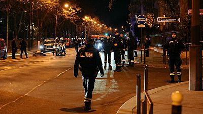 L'intervention des forces de l'ordre peu après l'attaque survenue près de la Tour Eiffel