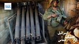 سرباز اسرائیلی در کنار راکت‌انداز متروکه حماس، عکس تزیینی و مربوط به سال ۲۰۰۶ میلادی است  