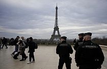 پلیس فرانسه در حال گشت‌زنی در نزدیکی برج ایفل در پاریس، پایتخت فرانسه