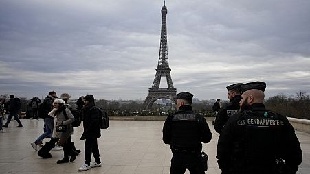 پلیس فرانسه در حال گشت‌زنی در نزدیکی برج ایفل در پاریس، پایتخت فرانسه