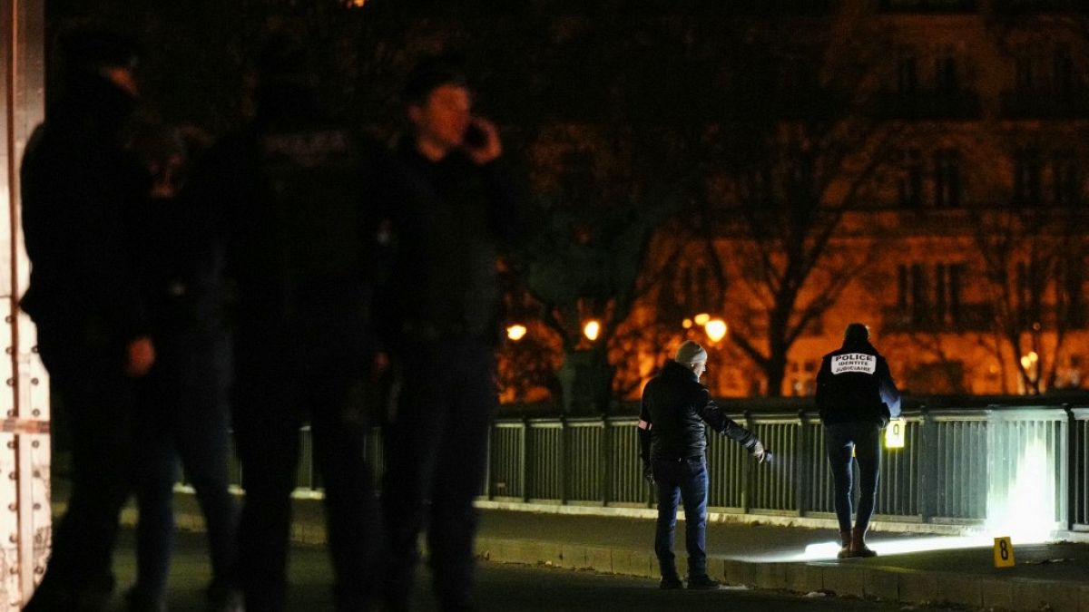 عناصر الشرطة بعد الهجوم في باريس
