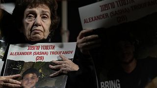 Une manifestante à Tel Aviv demande la libération de son petit-fils Alexander Troufanov, 28 ans