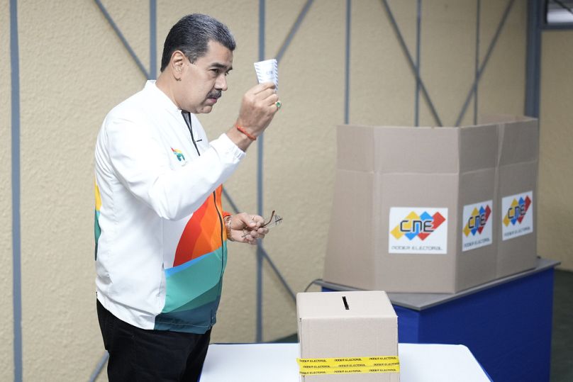 مادورو مشاركًا في الاستفتاء