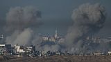 Füst száll fel a Gázai övezet déli részén a bombázások során 2023. december 3-án