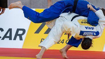 Brasileira Mayra Aguiar no combate de estreia diante da judoca neutra Antonina Shmeleva