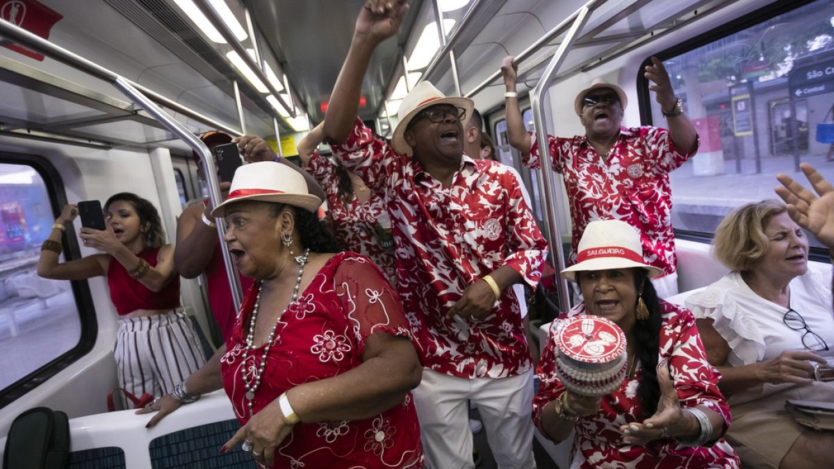 Célébration de la journée de la samba dans un train, à Rio de Janeiro