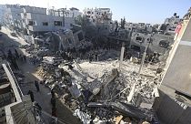 İsrail saldırısı sonrası enkazda arama çalışmaları yapılıyor