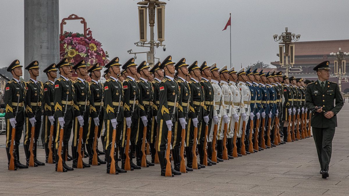 Kínai katonák a Népi Hősök emlékművénél tartott ünnepségen a pekingi Tienanmen téren 2021. szeptember 30-án