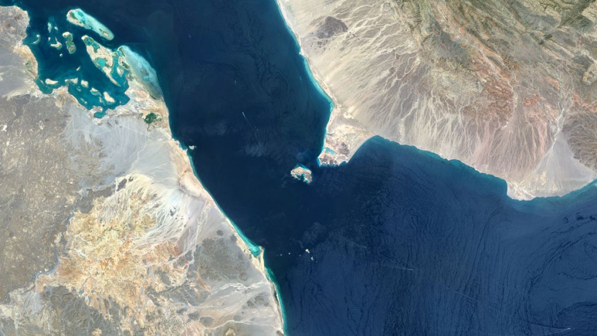  Eine Luftaufnahme der Straße von Bab al-Mandab, die das Rote Meer mit dem Golf von Aden verbindet