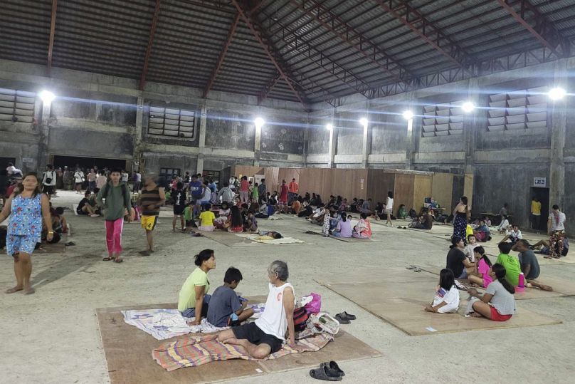 مخيم النزوح عقب الزلزال في الفلبين
