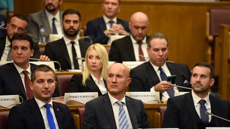 Milojko Spajic montenegrói miniszterelnök-jelölt a parlament ülésén Podgoricában 2023. október 30-án