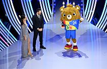 Albärt, das offizielle Maskottchen der UEFA EURO 2024, betritt die Bühne während der Auslosung des Finalturniers der UEFA EURO 2024 in der Elbphilharmonie am Samstag
