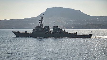 Американский эсминец USS Carney оказал помощь атакованным судам и сбил три беспилотника