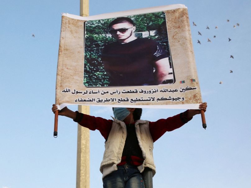 Abdullah Anzorovot dicsőíti egy idlíbi demonstráló Szíriában, 2023. október 28-án
