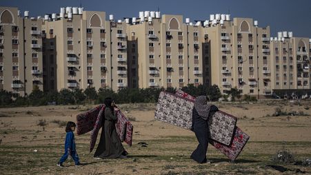 Palestinesi fuggono da est a ovest di Khan Younis, nella Striscia di Gaza, durante i bombardamenti israeliani