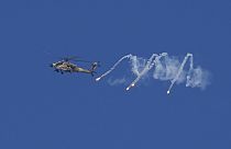 Israelischer Kampfhubschrauber im Einsatz an der Grenze zu Gaza am 4.12.23