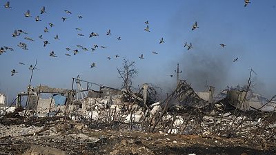 El humo se eleva desde las ruinas de una granja privada después de un ataque de misiles rusos contra la aldea de Kiseliovka cerca de Jersón, Ucrania, viernes 10 de noviembre.