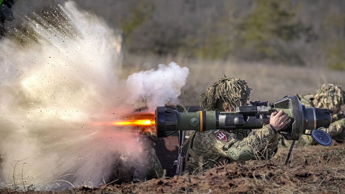 Tankelhárító fegyvert vet be egy ukrán katona egy tavalyi hadgyakorlaton
