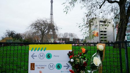 Des anonymes ont déposé des fleurs sur les lieux de l'agression mortelle près de la Tour Eiffel