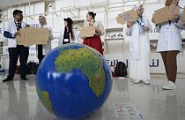 Menschen nehmen an einer Demonstration teil, um den Zusammenhang zwischen Gesundheit und Klima auf dem UN-Klimagipfel COP28 am Sonntag, dem 3. Dezember, in Dubai aufzuzeigen.