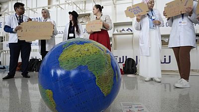 Menschen nehmen an einer Demonstration teil, um den Zusammenhang zwischen Gesundheit und Klima auf dem UN-Klimagipfel COP28 am Sonntag, dem 3. Dezember, in Dubai aufzuzeigen.