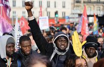Участники марша против расизма в Париже