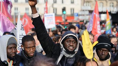 Участники марша против расизма в Париже