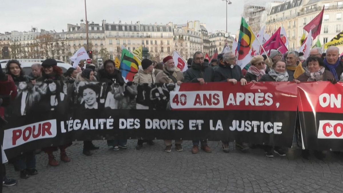 Hunderte beteiligten sich an dem Protestmarsch durch Paris