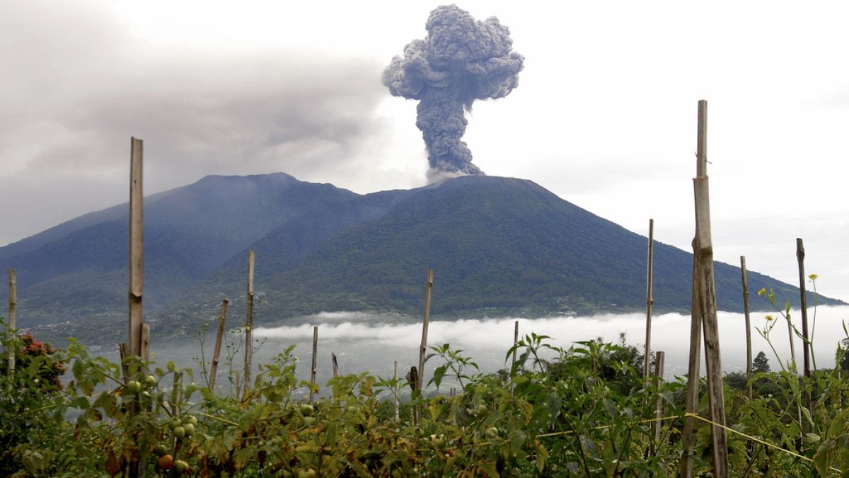 Endonezya'daki Merapi Yanardağı harekete geçti