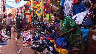 Ouganda : la possible interdiction d'import de vêtements d'occasion passe mal