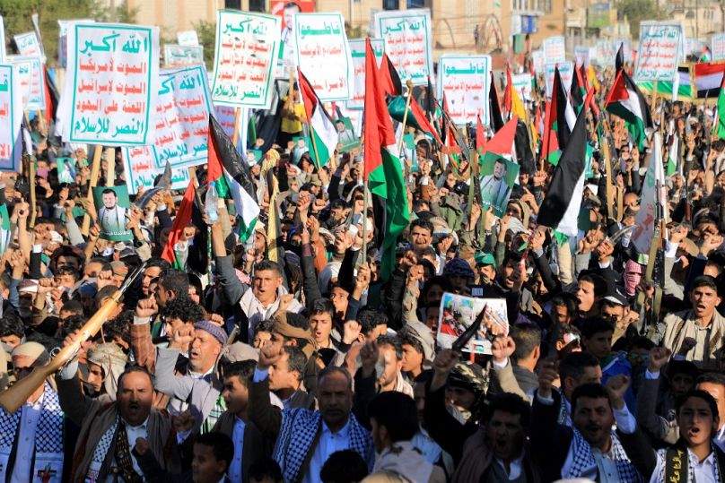 Gli Houthi marciano in sostegno della popolazione palestinese, il 24 novembre 2023