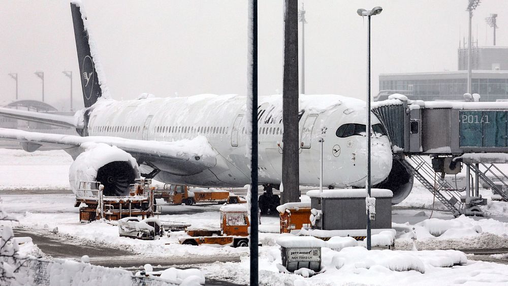 Летището в Мюнхен казва на пътниците да останат вкъщи, тъй като полетите са отменени поради обилен сняг
