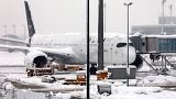 Eine Lufthansa-Maschine steht am Samstag, 2\. Dezember 2023, auf dem schneebedeckten Münchner Flughafen.