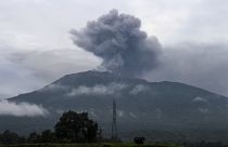 Le volcan Marapi sur l'île de Sumatra