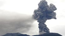 ثوران بركان غرب إندونيسيا 
