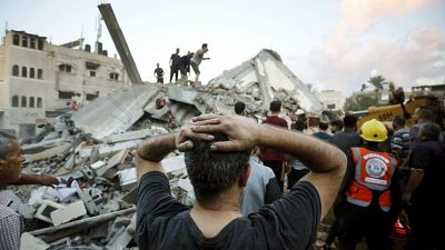 فلسطينيون يجتمعون للبحث عن ذويهم بعد غارة إسرائيلية مدمرة على مدينة رفح