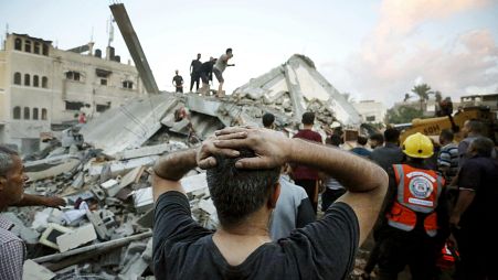 فلسطينيون يجتمعون للبحث عن ذويهم بعد غارة إسرائيلية مدمرة على مدينة رفح